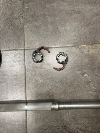 Barra, manubri e dischi di metallo per palestra