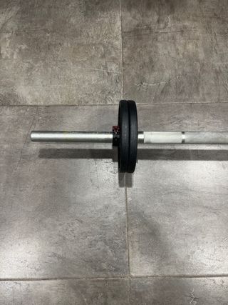 Barra, manubri e dischi di metallo per palestra