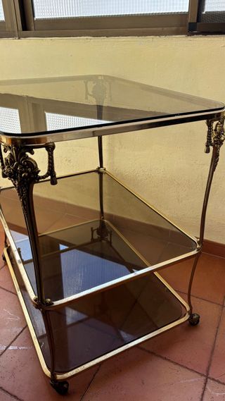 Mesa auxiliar vintage de latón y cristal ahumado.