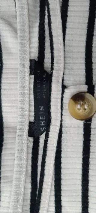 Top de rayas blanco y negro.