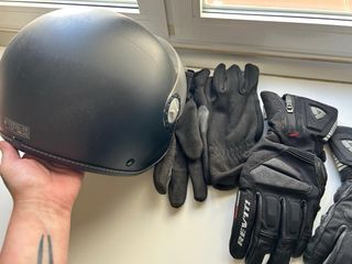 Casco moto y guantes