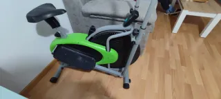 Bicicleta estática verde y gris