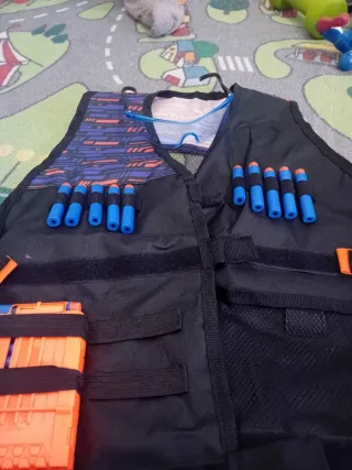 Chaleco táctico con 50 balas, y gafas