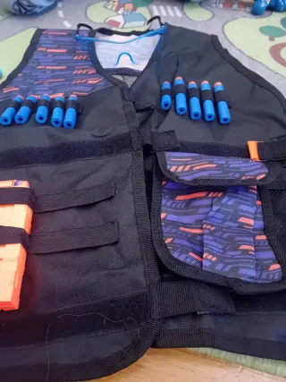 Chaleco táctico con 50 balas, y gafas