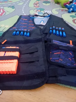 Chaleco táctico con 50 balas, y gafas