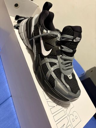 Zapatillas Nike Negras y Plateadas