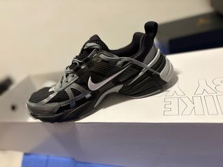 Zapatillas Nike Negras y Plateadas