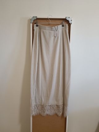 Falda larga beige con encaje