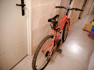 Bicicleta de montaña roja para adulto