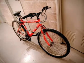 Bicicleta de montaña roja para adulto