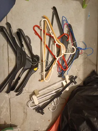 Lote de perchas de plástico