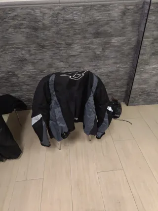 Chaqueta y pantalón de moto