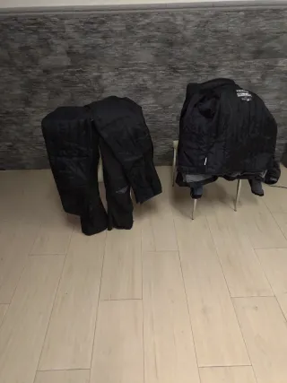 Chaqueta y pantalón de moto
