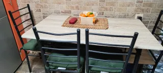 Meda y sillas de Madera