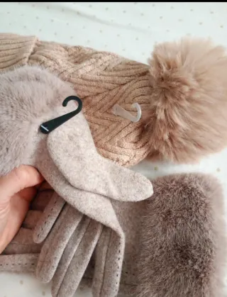 Gorro y guantes de invierno con pompón