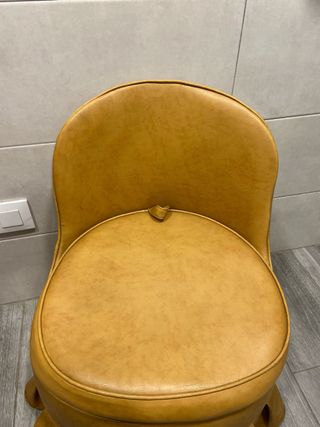 Poltrona vintage elegante con design unico, ideale per decorazioni retrò, set fotografici e accessori. Con cassetto nascosto. Solo 5€. Ritiro a Oviedo