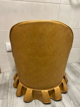 Poltrona vintage elegante con design unico, ideale per decorazioni retrò, set fotografici e accessori. Con cassetto nascosto. Solo 5€. Ritiro a Oviedo