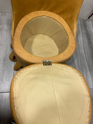 Poltrona vintage elegante con design unico, ideale per decorazioni retrò, set fotografici e accessori. Con cassetto nascosto. Solo 5€. Ritiro a Oviedo