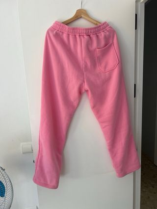 Pantalón rosa ancho