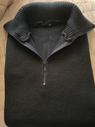 Jersey azul marino con cremallera.