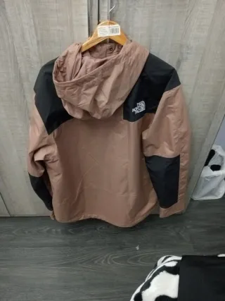 Chubasquero The North Face Talla L large. Técnico