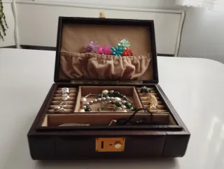 Elegante joyero de piel para señora