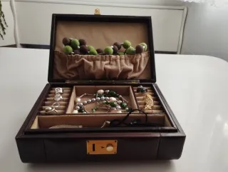 Elegante joyero de piel para señora