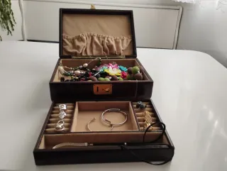 Elegante joyero de piel para señora