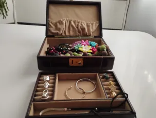 Elegante joyero de piel para señora