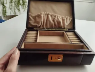 Elegante joyero de piel para señora