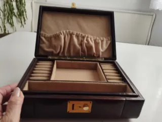 Elegante joyero de piel para señora