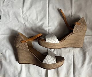 Sandalias cuña beige y blancas
