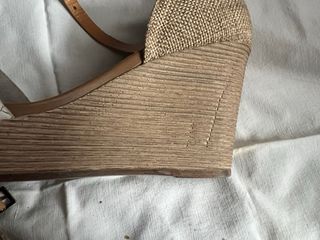 Sandalias cuña beige y blancas
