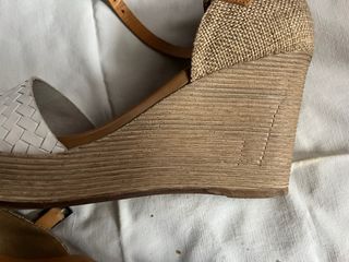 Sandalias cuña beige y blancas
