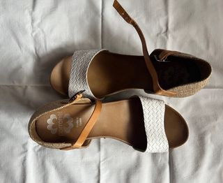 Sandalias cuña beige y blancas