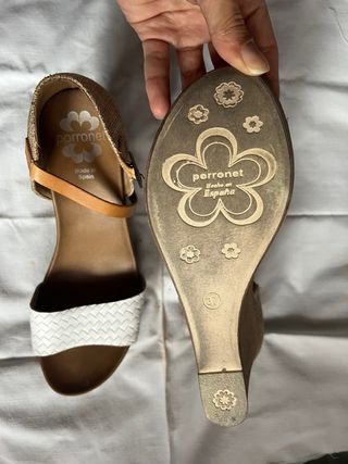 Sandalias cuña beige y blancas