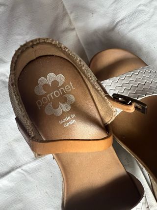 Sandalias cuña beige y blancas