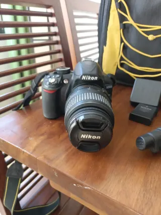 Cámara Reflex Nikon D3100 con teleobjetivo