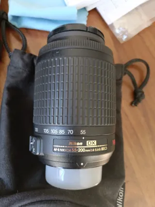 Cámara Reflex Nikon D3100 con teleobjetivo