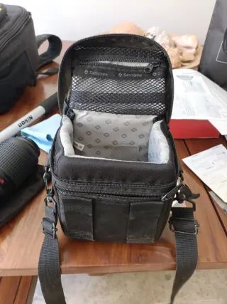 Cámara Reflex Nikon D3100 con teleobjetivo