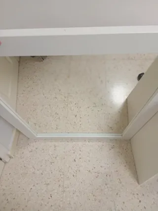 Cabecero de cama beige y blanco