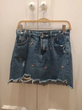 Falda vaquera desgastada con flamencos