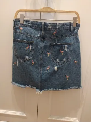 Falda vaquera desgastada con flamencos