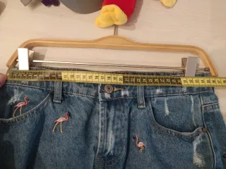 Falda vaquera desgastada con flamencos