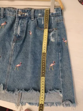 Falda vaquera desgastada con flamencos