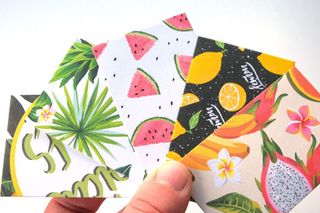 Sobres pequeños hechos a mano con diseño frutal