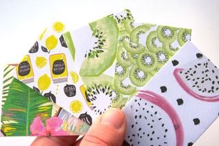 Sobres pequeños hechos a mano con diseño frutal