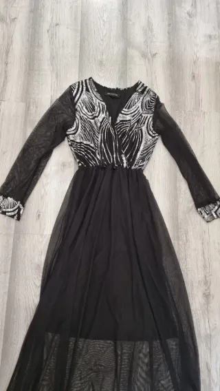 Vestido largo negro con detalles plateados
