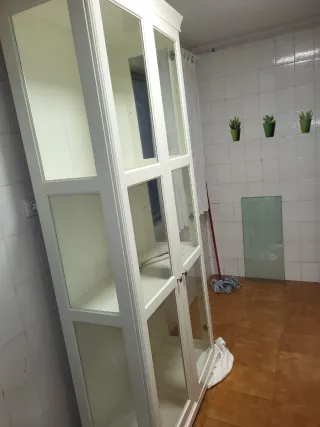 Vitrina de cristal y madera blanca. Esta desmontad