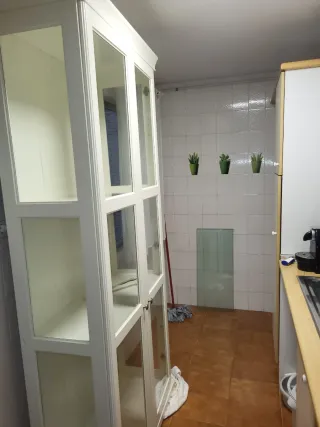 Vitrina de cristal y madera blanca. Esta desmontad